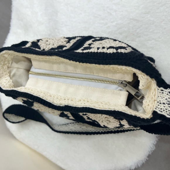 Elegant Black and Cream Crossbody Bag - Picture 9 of 9